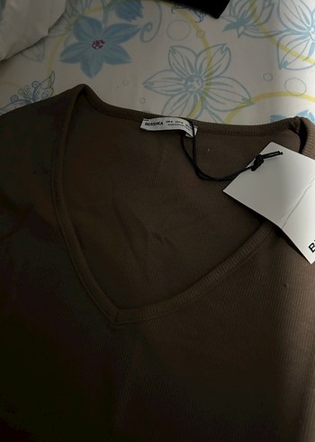 Bershka v yaka kısa kollu tişört - Görsel 3