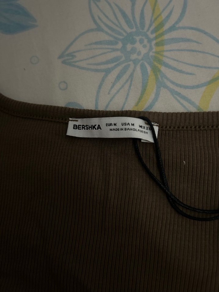 Bershka v yaka kısa kollu tişört - Görsel 2