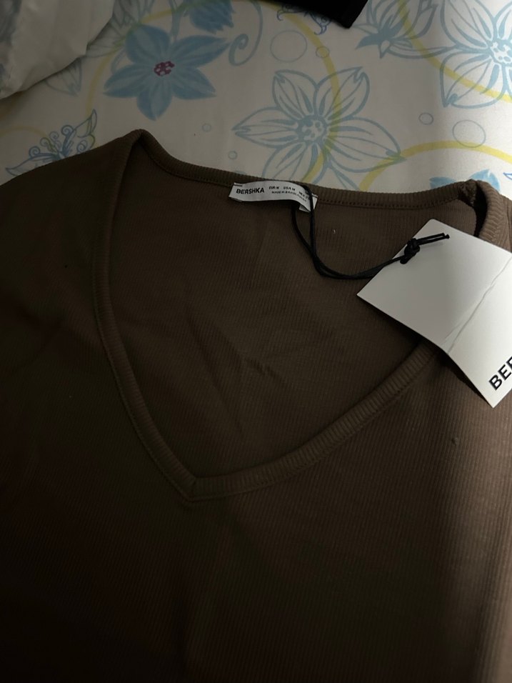 Bershka v yaka kısa kollu tişört - Görsel 3