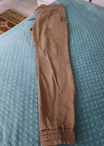 Kadın Bej Rahat Kesim Fermuarl Pantolon.Ağlarda minik sökük var.