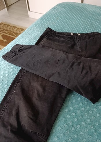 38 Beden siyah Renk Kadın Bej Rahat Kesim Fermuarl Pantolon.Ağlarda minik sökük var.