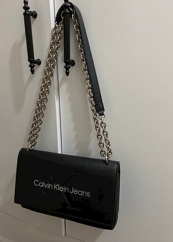 Calvin Klein Zincir Detaylı Siyah Deri Çanta - Görsel 2
