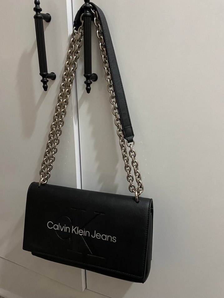 Calvin Klein Zincir Detaylı Siyah Deri Çanta - Görsel 2