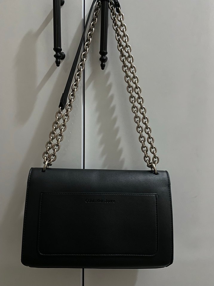 Calvin Klein Zincir Detaylı Siyah Deri Çanta - Görsel 3