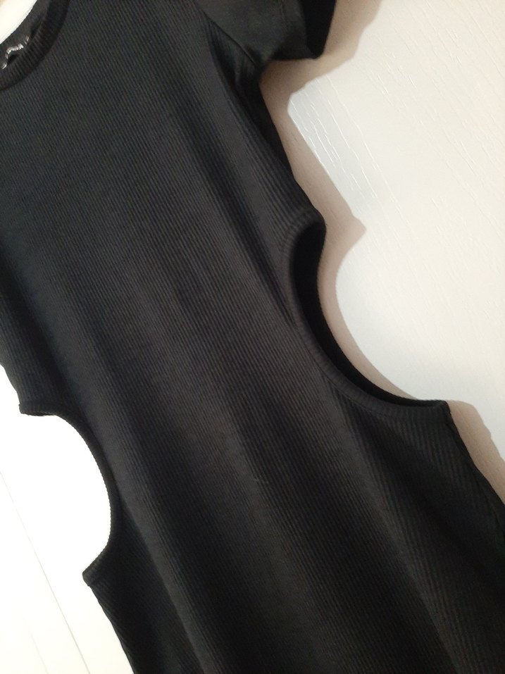 Siyah Kısa Kollu Beli Açık Elbise - Görsel 2