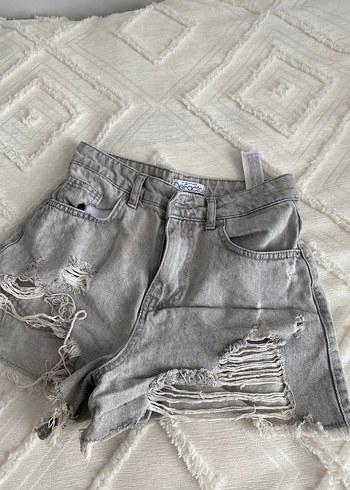 Gri Yırtık Mini Denim Şort