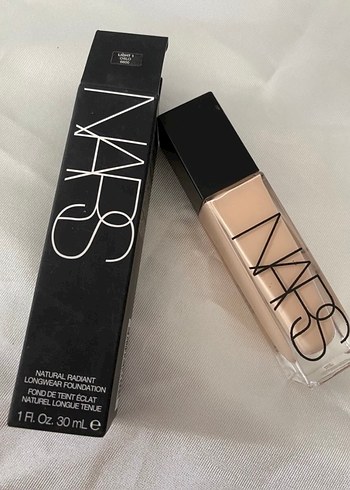 Nars NARS Natural Radiant Longwear Fondöten 01 tonu