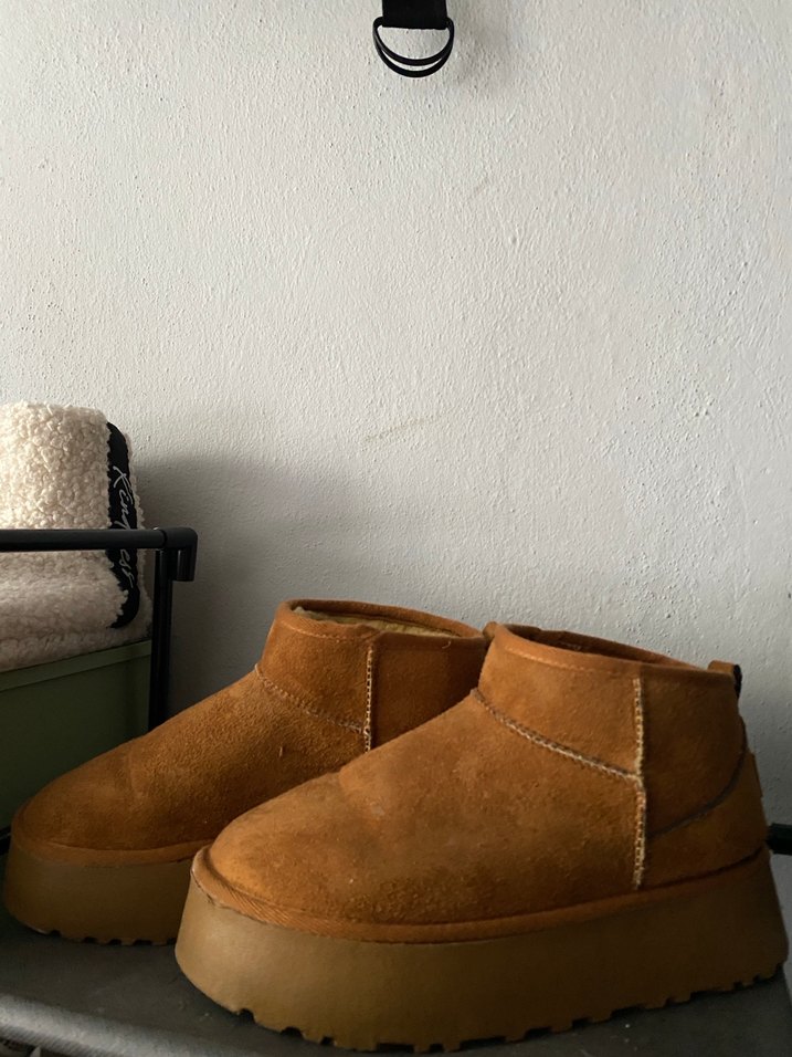 UGG Kadın Kahverengi Dolgu Topuk Süet Bot - Görsel 3