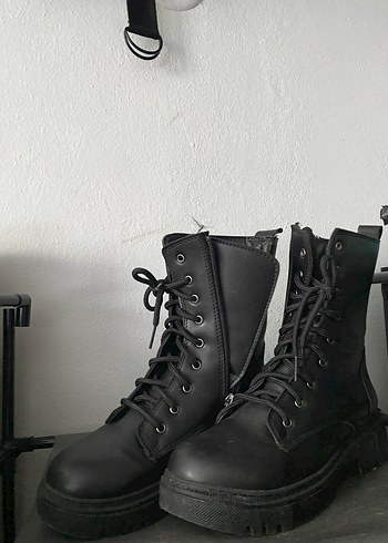 Siyah Deri Bağcıklı Gotik Kadın Botu - Görsel 2