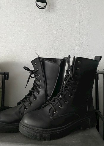 Siyah Deri Bağcıklı Gotik Kadın Botu - Görsel 3