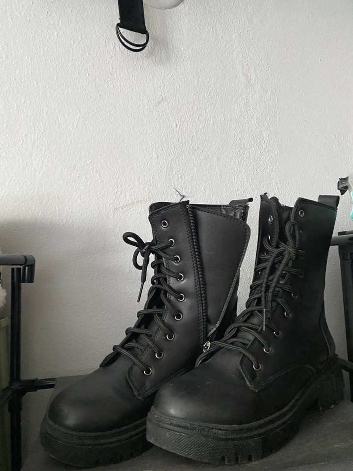 Siyah Deri Bağcıklı Gotik Kadın Botu - Görsel 2