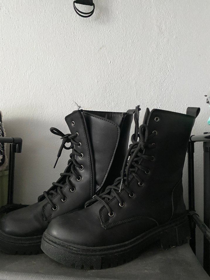 Siyah Deri Bağcıklı Gotik Kadın Botu - Görsel 3