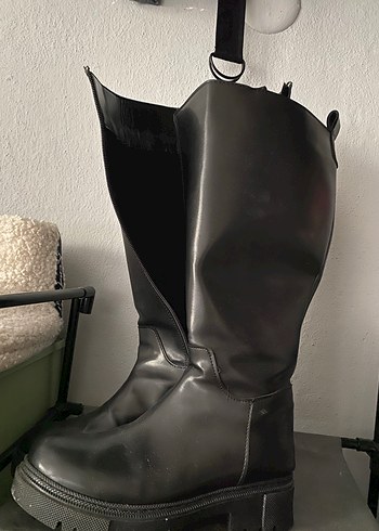 Siyah Deri Tokalı Kadın Diz Üstü Bot - Görsel 3