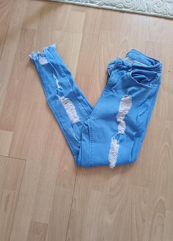 Yırtık kot pantolon 