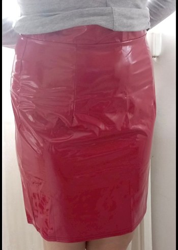 Parlak kırmızı rugan etek - Görsel 2