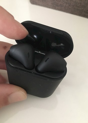 Siyah Kablosuz Kulaklık ve Şarj Kutusu - Görsel 3