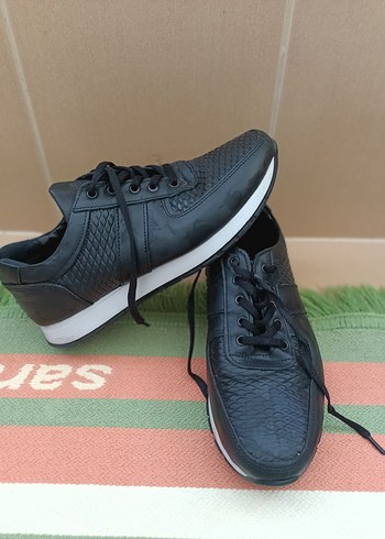 40 Beden Siyah Yılan Desenli Bağcıklı Erkek Spor Ayakkabı