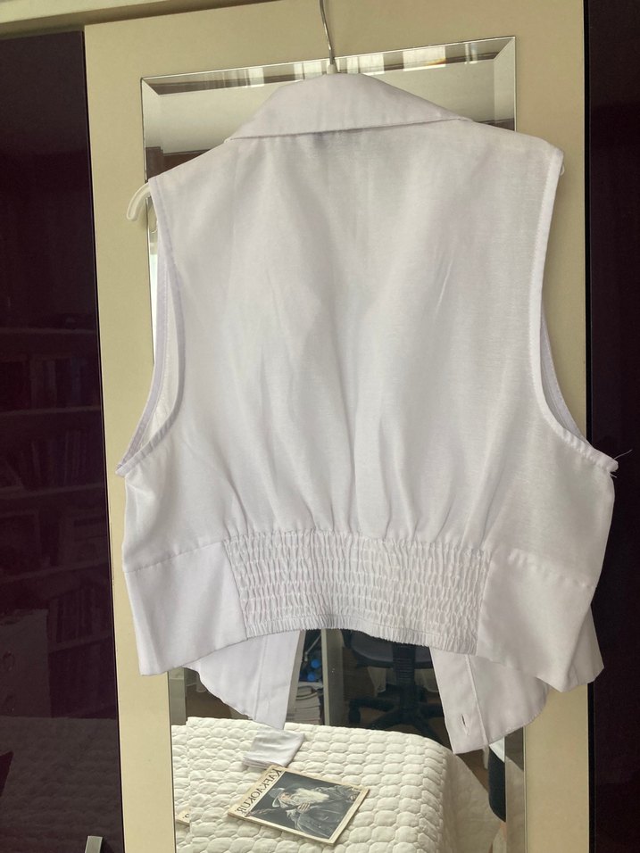 Düğmeli Beyaz Kolsuz Keten Gömlek - Görsel 3