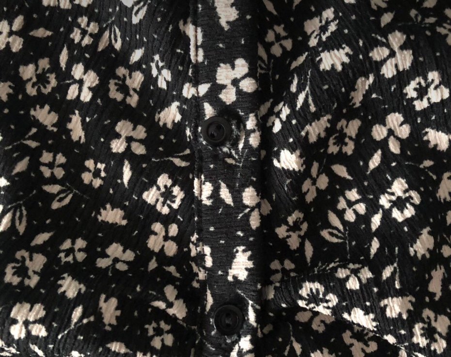 Düğmeli, Uzun Kollu, Siyah Çiçek Desenli Bluz - Görsel 2