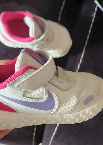Nike Kız Çocuk spor ayakkabi temiz kullanılmış orijinal markadır.