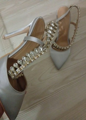 2K Beyaz İslemeli Stiletto Topuklu Abiye Ayakkabi