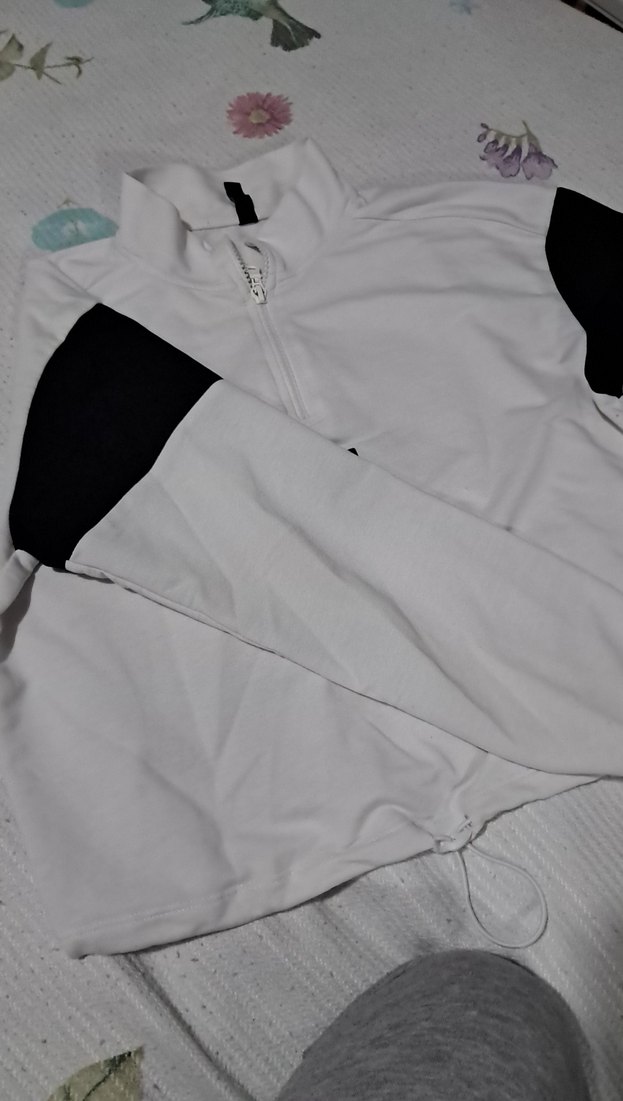 Yarım Fermuarlı Beyaz Kısa Sweatshirt - Görsel 2