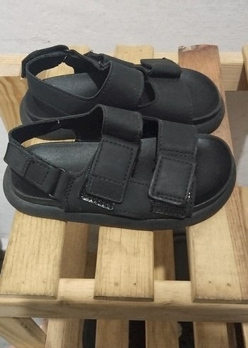 Erkek Çocuk Siyah Tokalı Terlik - Görsel 2