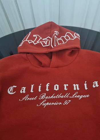 kırmızı kapşonlu erkek çocuk uzun kolu üst kışlık sıcak tutar - Görsel 2