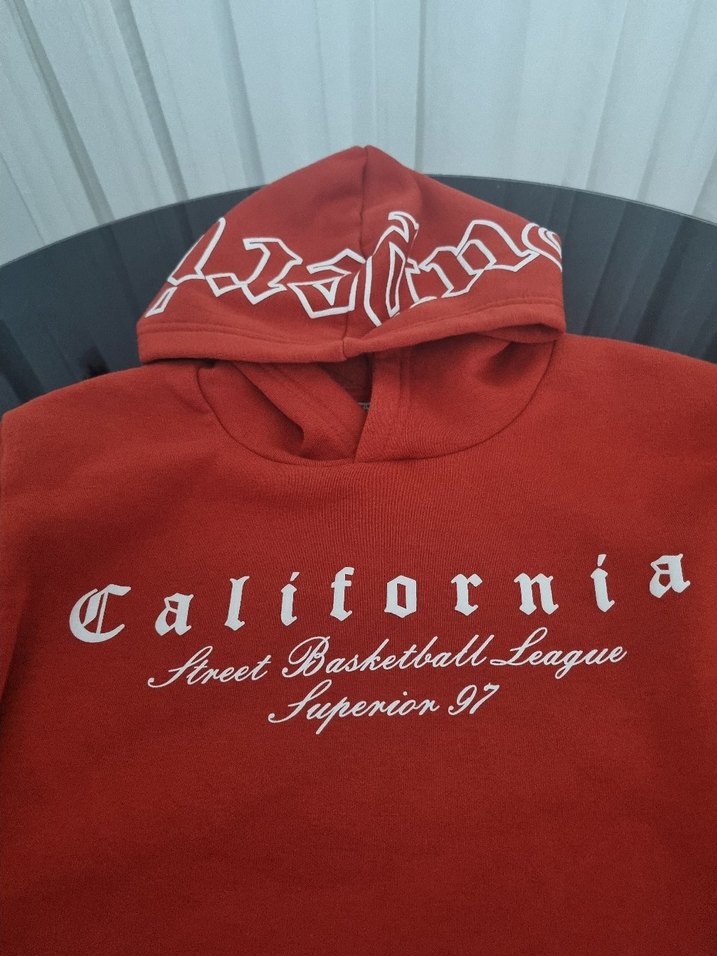 kırmızı kapşonlu erkek çocuk uzun kolu üst kışlık sıcak tutar - Görsel 2