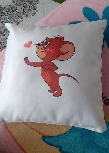 Diğer Pastel Renkli Tom ve Jerry Baskılı Yastıklar