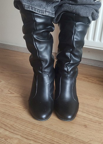 Siyah Parlak Deri Gotik Topuklu Çizme - Görsel 4