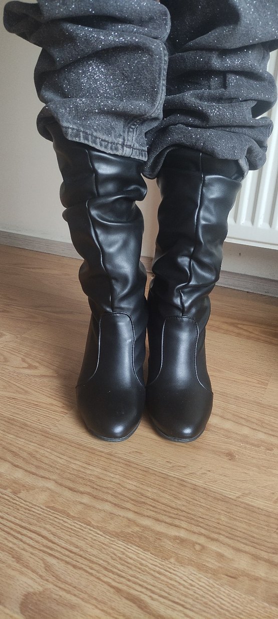 Siyah Parlak Deri Gotik Topuklu Çizme - Görsel 4