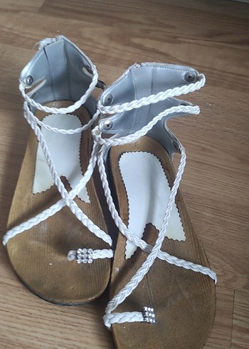 Beyaz Deri Dolgu Topuklu Kadın Sandalet - Görsel 2