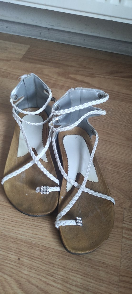 Beyaz Deri Dolgu Topuklu Kadın Sandalet - Görsel 2