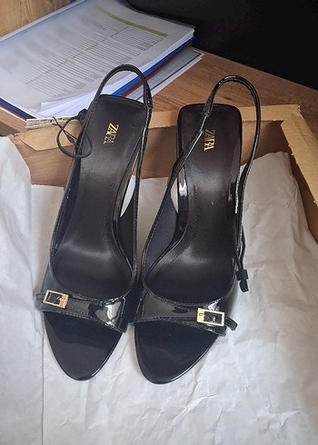 Zara Siyah Parlak Tokalı İnce Topuklu Kadın Ayakkabı