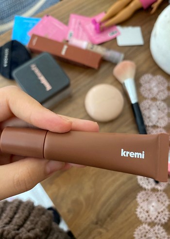 Kremi Koyu Bej Dudak Parlatıcısı - Görsel 2