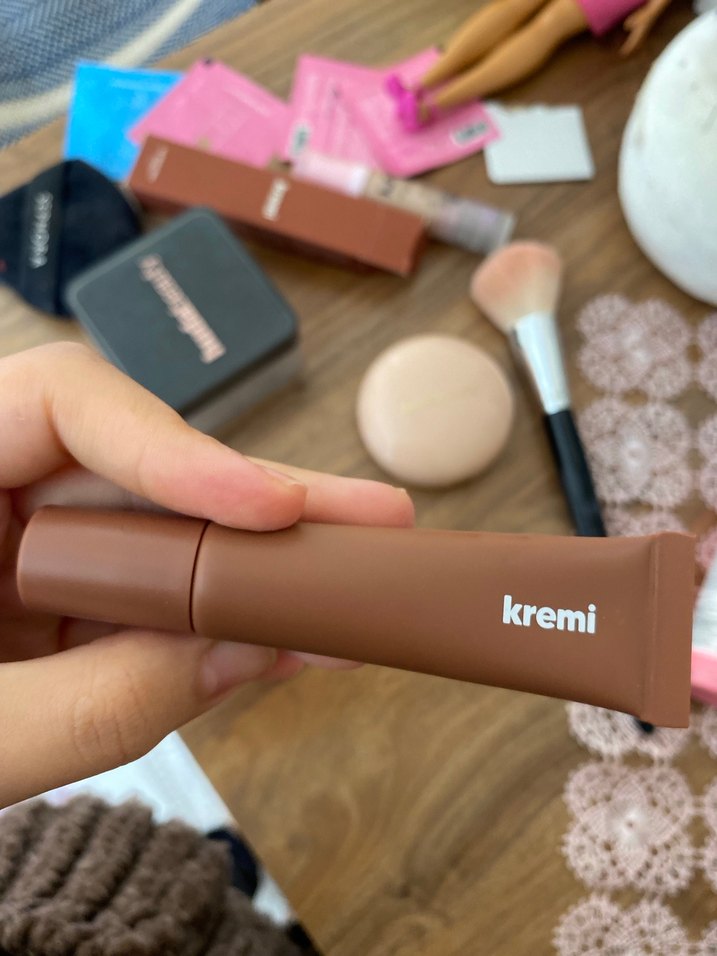 Kremi Koyu Bej Dudak Parlatıcısı - Görsel 2