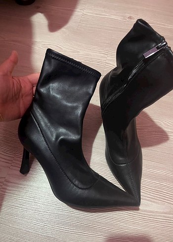 Siyah Deri İnce Topuklu Kadın Bot