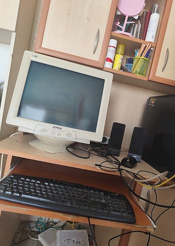 Beyaz CRT Bilgisayar, kasa, klavye, hoporlörü ve mouse - Görsel 2