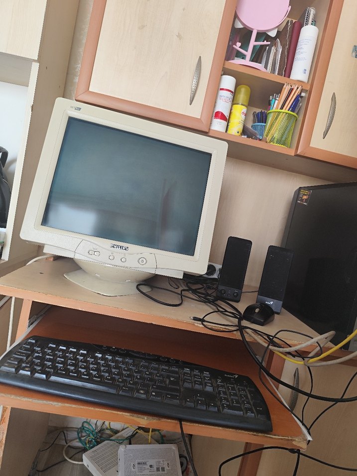 Beyaz CRT Bilgisayar, kasa, klavye, hoporlörü ve mouse - Görsel 2