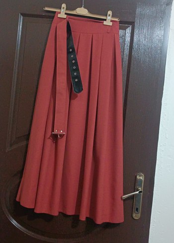 Kemerli Koyu Kırmızı Uzun Gotik Etek