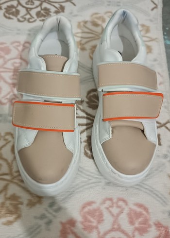 Bej Detaylı Beyaz Kadın Dolgu Topuk Spor Ayakkabı