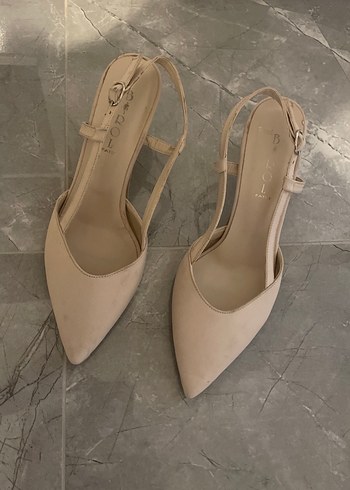 Bej Süet Stiletto Tokalı Kadın Ayakkabı