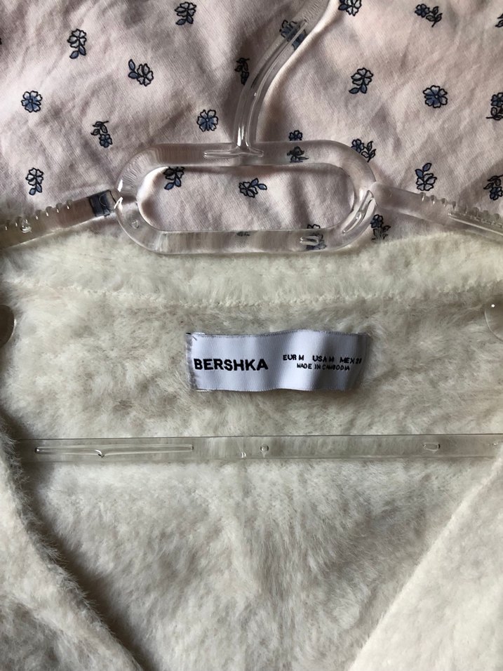 Düğmeli Beyaz V Yaka Kadın Hırka - Görsel 3