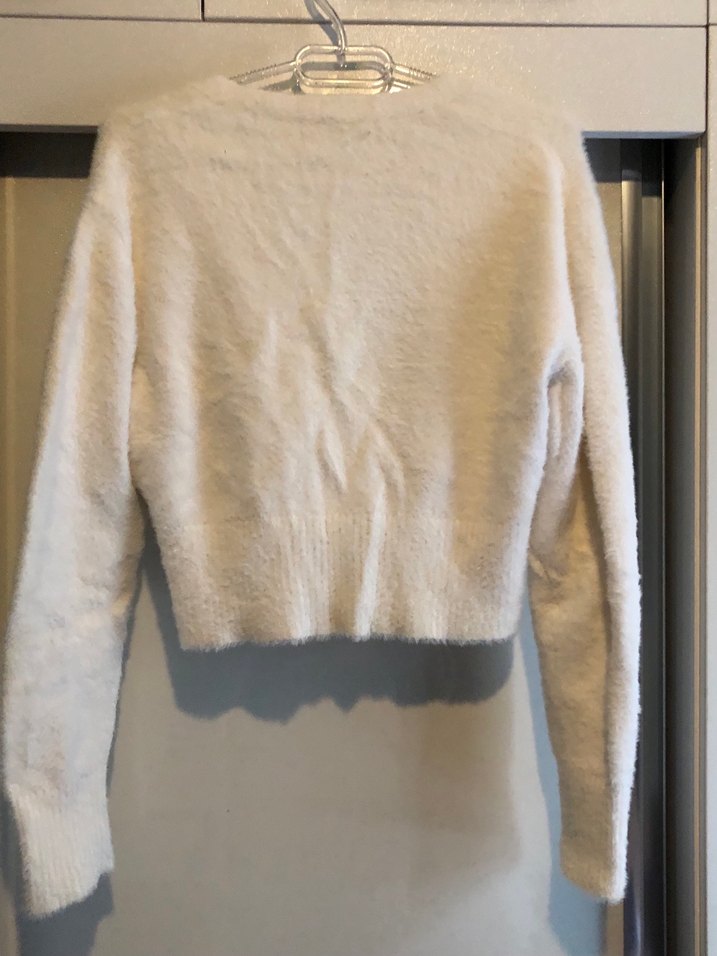 Düğmeli Beyaz V Yaka Kadın Hırka - Görsel 2