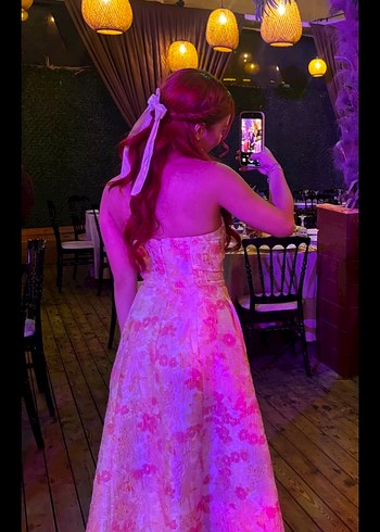 Açık Pembe çiçek Detaylı güpür Straplez Midi Elbise - Görsel 3