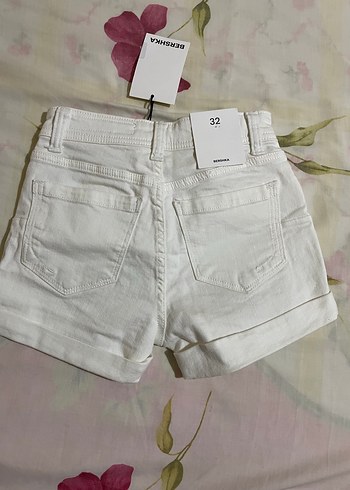 Bershka Beyaz Mini Düğmeli Kadın Denim Şort