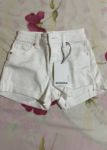 Beyaz Mini Düğmeli Kadın Denim Şort