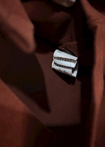 Düğmeli kiremit renginde gömlek hafif kalça kapatıyor - Görsel 5