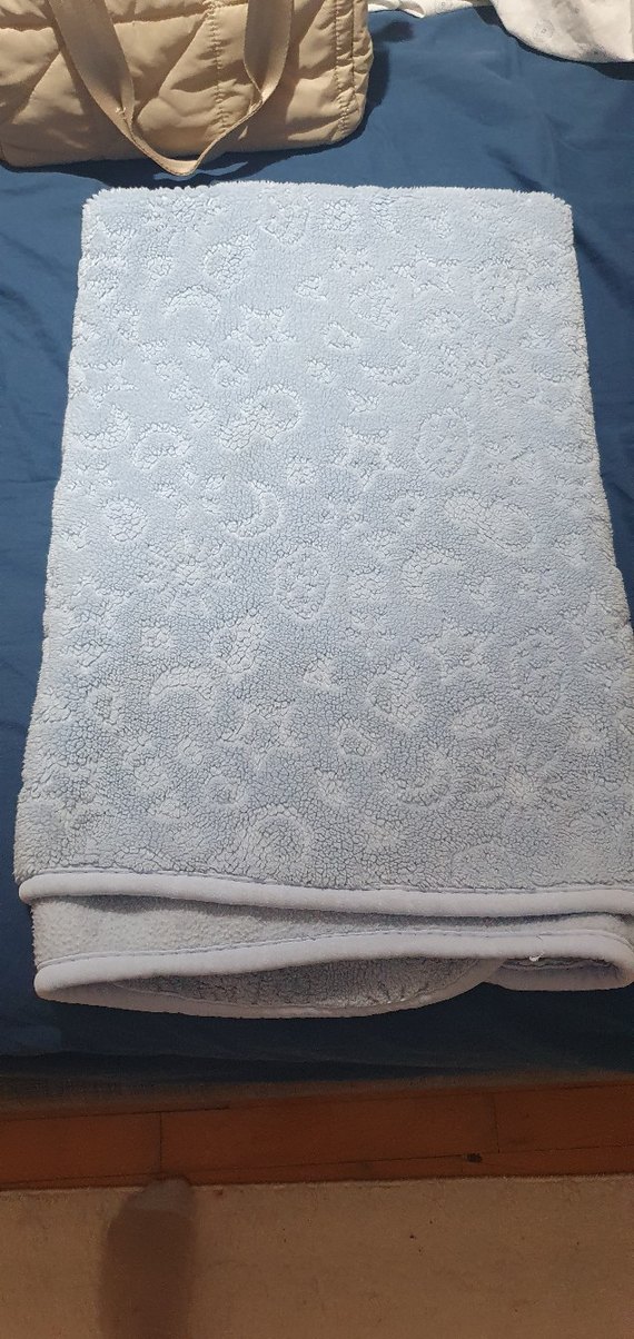 Gri Beyaz Yumuşak Desensiz Battaniye - Görsel 2